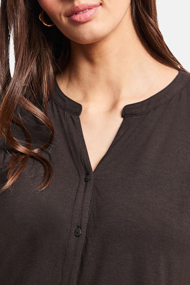 Bruin T-shirt van STREET ONE met een split V-hals, knoopsluiting en ribstructuur.