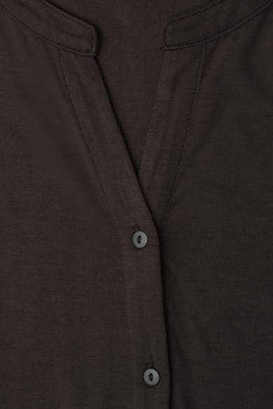 Bruin T-shirt met korte mouwen van STREET ONE in fijne tricot, met mao-kraag en een knoopsluiting met twee donkere knopen.