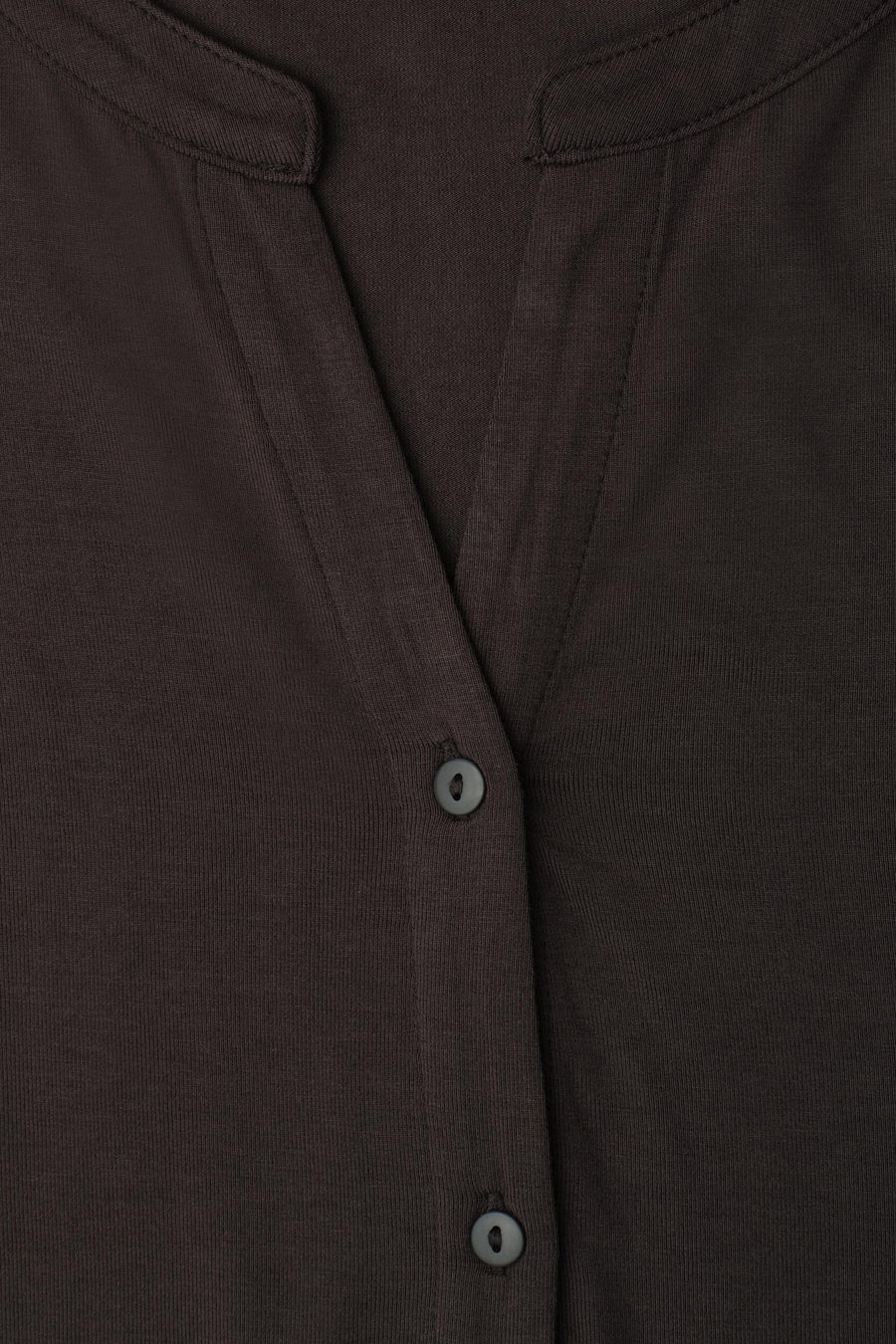 Bruin T-shirt met korte mouwen van STREET ONE in fijne tricot, met mao-kraag en een knoopsluiting met twee donkere knopen.