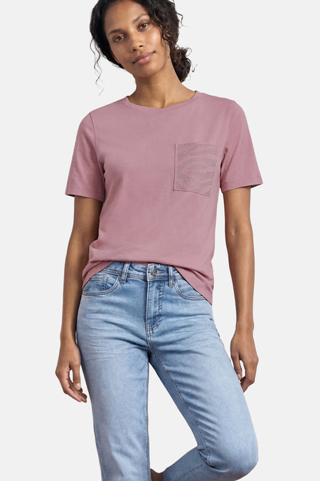 T-shirt rose de la marque STREET ONE avec poche poitrine à motif ondulé texturé, porté avec un jean.