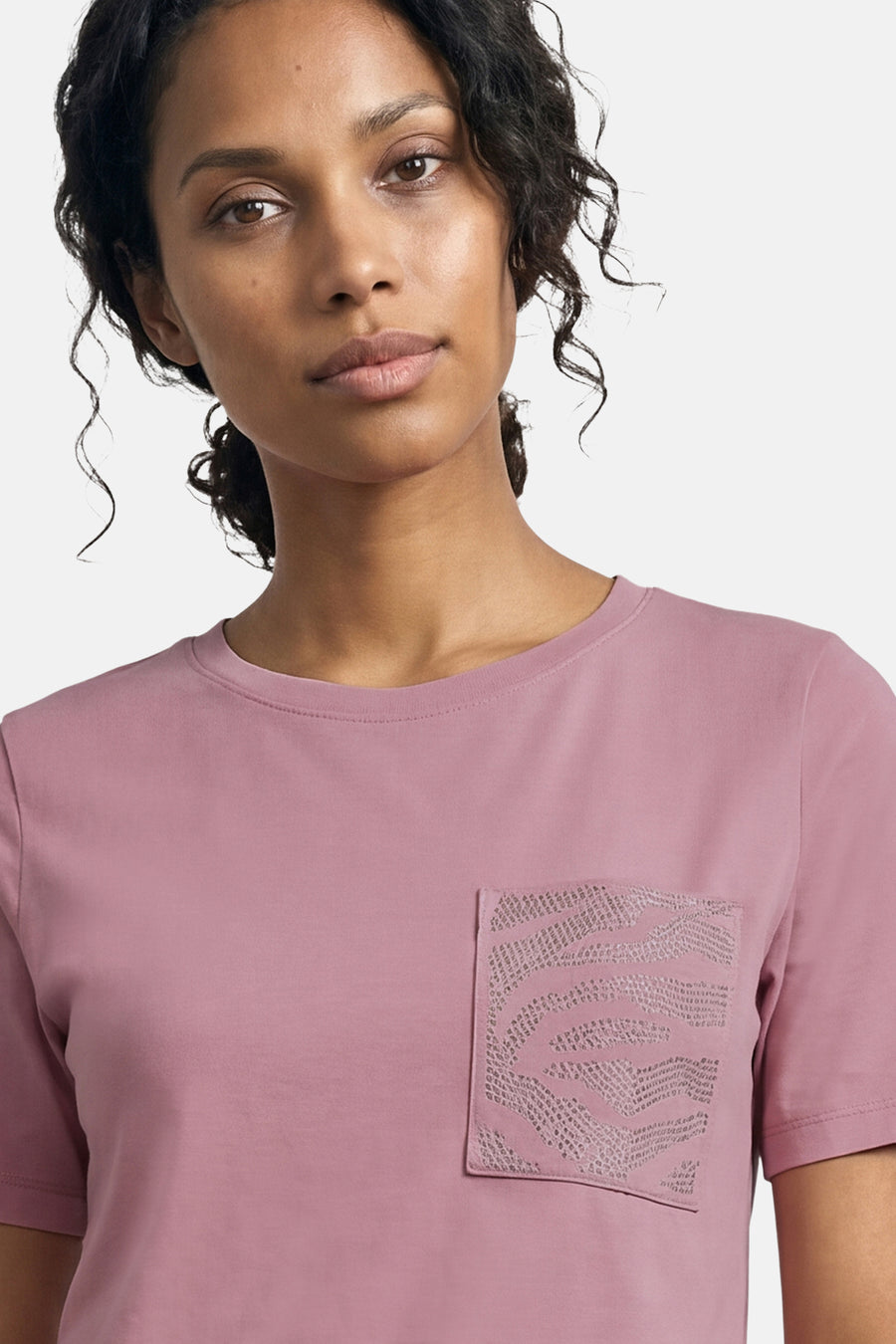 Roze T-shirt van STREET ONE met ronde hals en borstzak met getextureerd dierenprint.