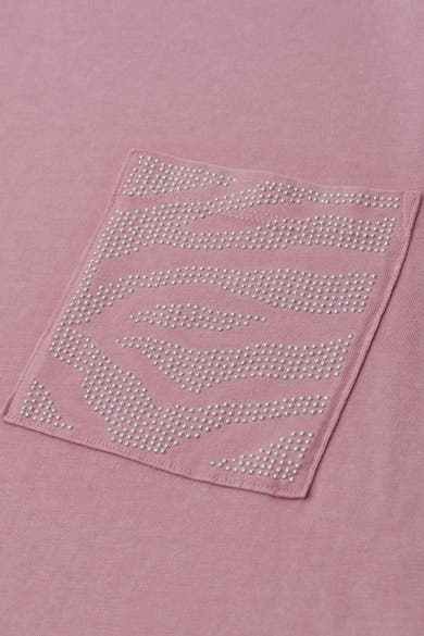 Roze T-shirt van STREET ONE met een decoratieve zak versierd met zilveren studs in een gestileerd patroon.