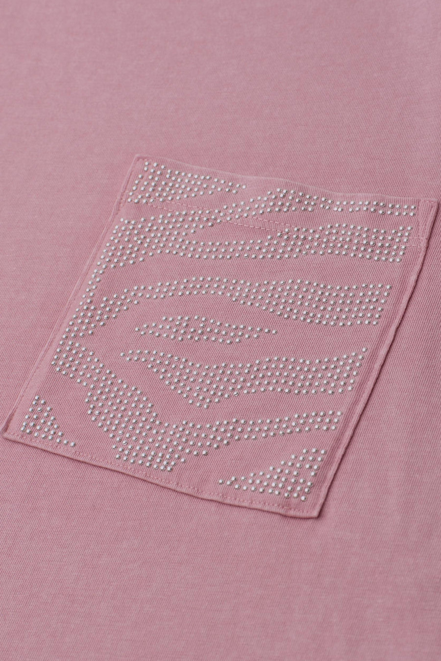 Roze T-shirt van STREET ONE met een decoratieve zak versierd met zilveren studs in een gestileerd patroon.