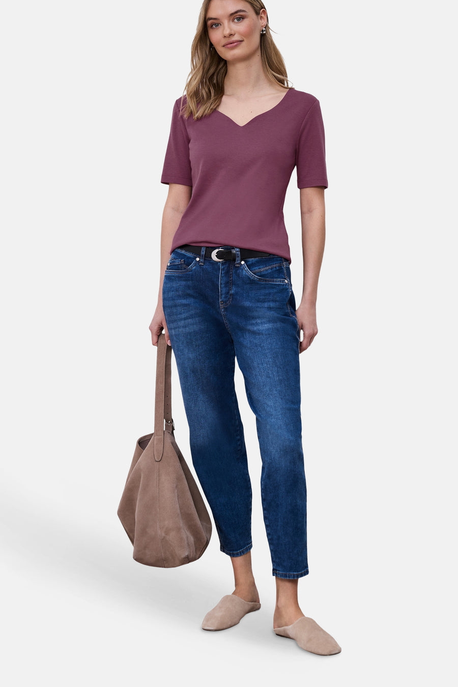 T-shirt uni à manches courtes rose de STREET ONE avec col en V, porté avec un jean bleu, un sac en suède et des mules beiges.