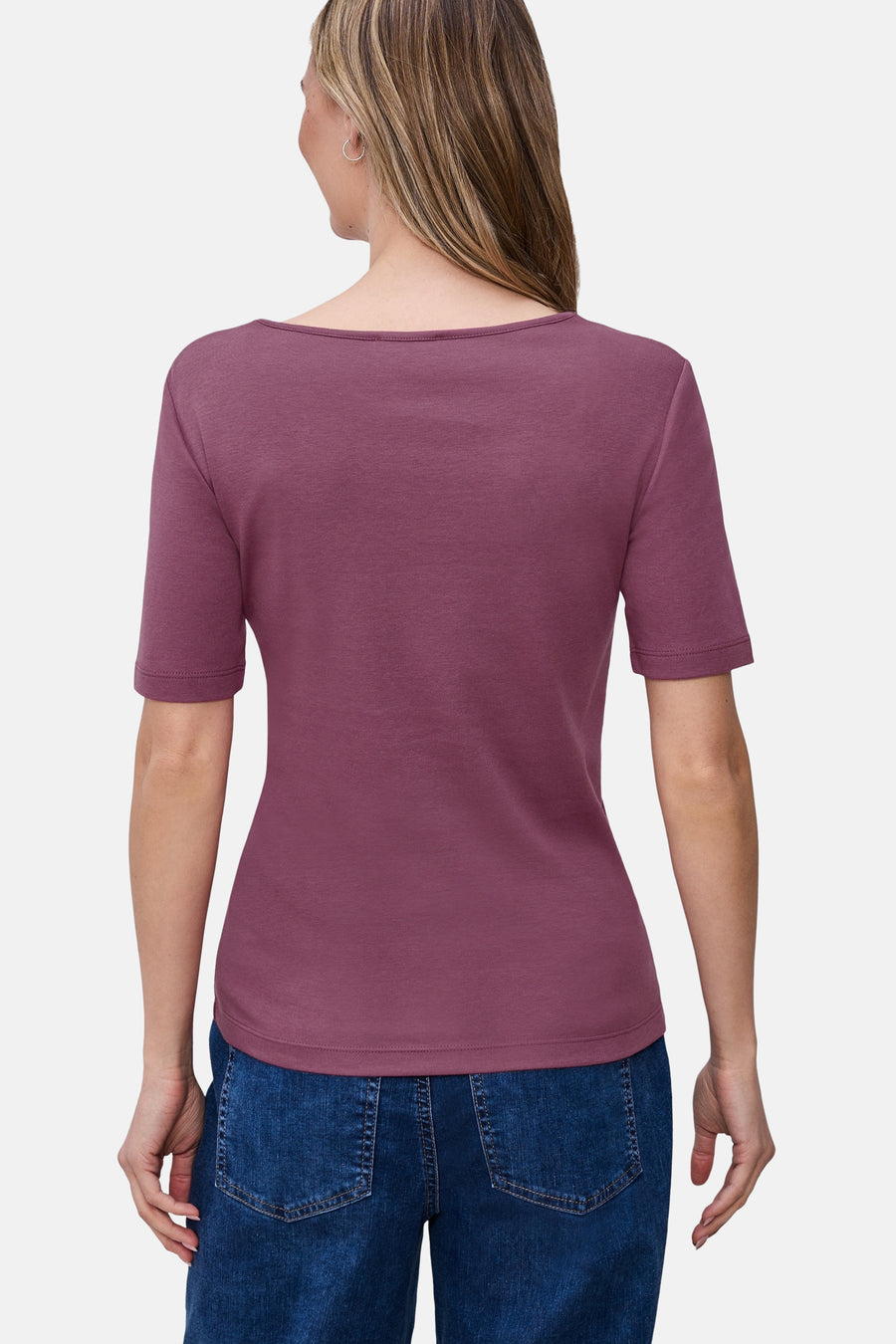 Effaatzwart T-shirt met korte mouwen en boothals van STREET ONE, van achteren gezien op een vrouw met een blauwe spijkerbroek en oorbellen.