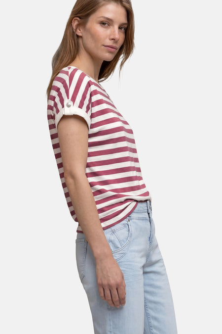 T-shirt à manches courtes rayé blanc et rouge de STREET ONE, manches retroussées à bouton, porté de côté avec un jean clair.