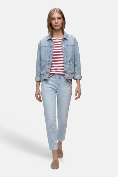 Multikleuren gestreept T-shirt van STREET ONE, met rode en witte horizontale strepen, gedragen onder een spijkerjasje.