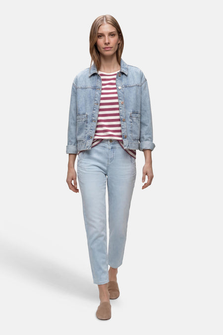 T-shirt à rayures multicolores de STREET ONE, avec rayures horizontales rouge et blanc, porté sous une veste en jean.