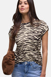 T-shirt multicolore de STREET ONE à imprimé zèbre avec manches retroussées, porté avec un jean et un sac marron.