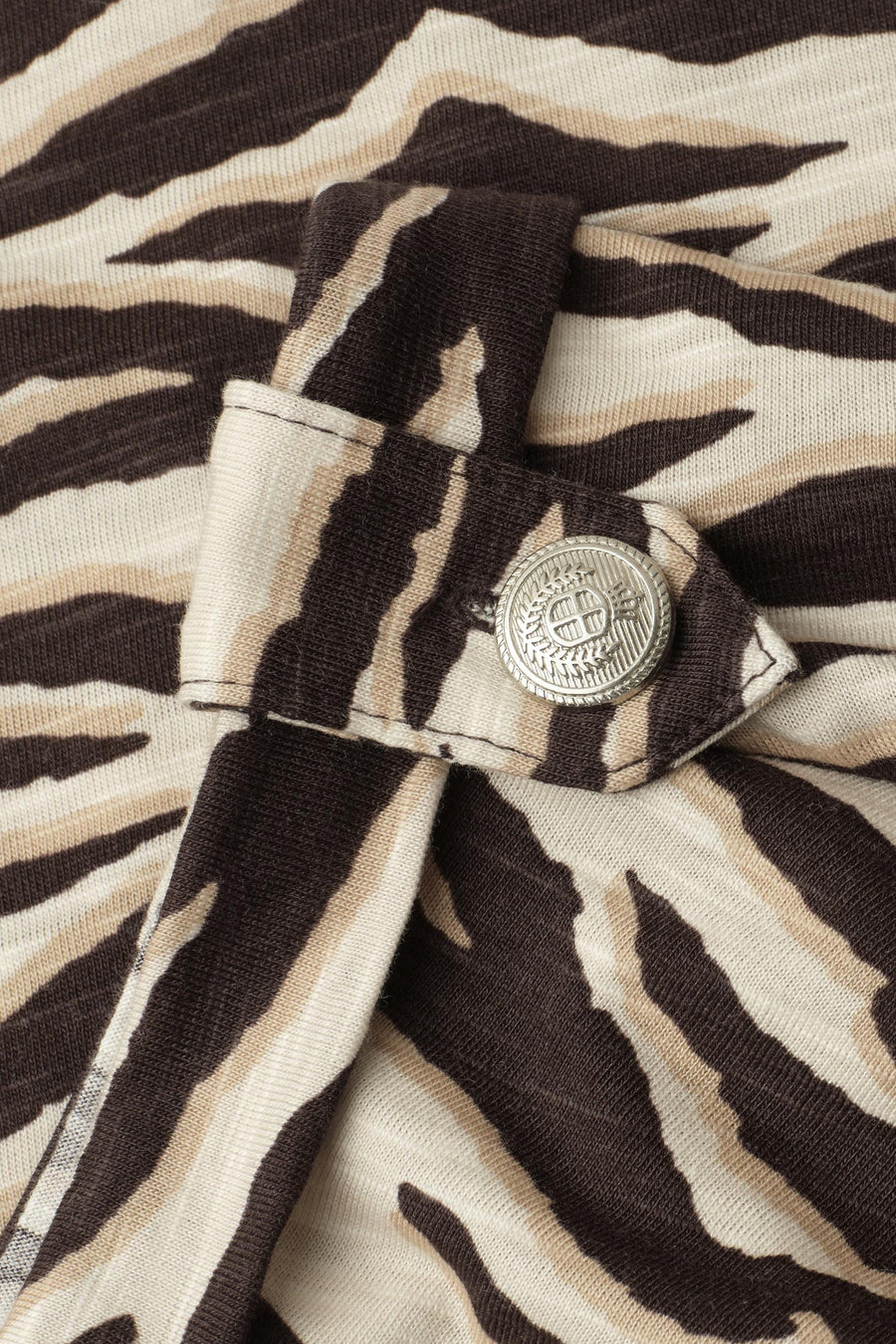 T-shirt multicolore de STREET ONE, imprimé zèbre marron et beige, avec un bouton argenté orné d'un blason.