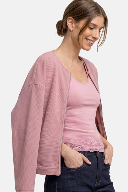Top sans manches rose de STREET ONE avec bordure dentelle, porté sous une veste rose et avec un jean foncé, vue de profil
