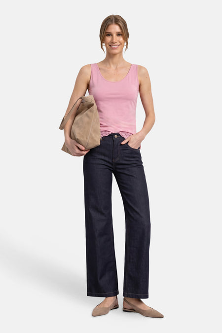 Top sans manches rose de STREET ONE, coupe ajustée, bordure dentelle, porté avec jeans larges et sac en daim, vue frontale.