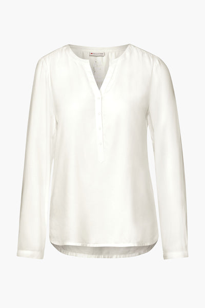 Chemisier blanc à manches longues de STREET ONE, avec patte de boutonnage et ourlet arrondi.
