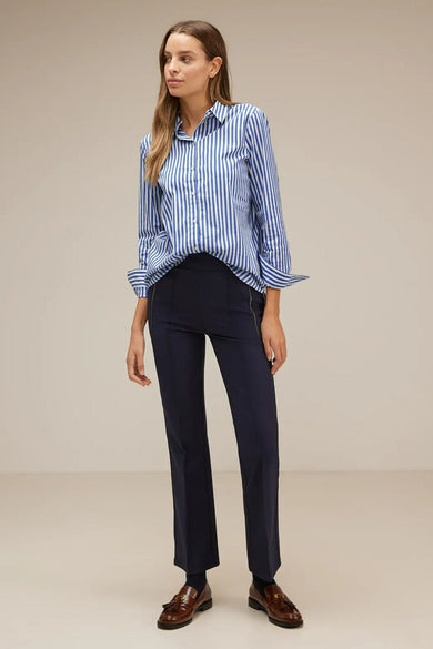 Blauw gestreept overhemd met lange mouwen van STREET ONE, gedragen met een marineblauwe broek en loafers.