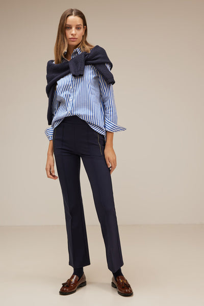 Gestreept blauw overhemd met lange mouwen van STREET ONE, gedragen met een marineblauwe trui over de schouders.