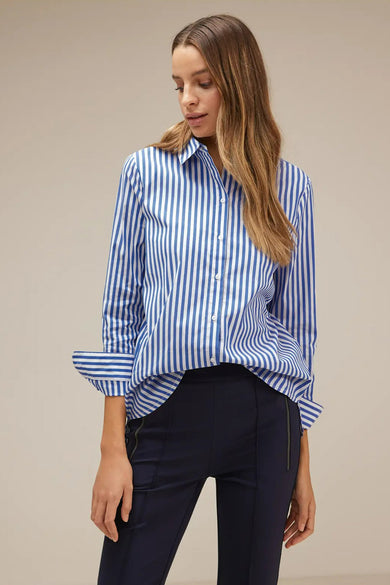 Blauw gestreept overhemd met lange mouwen van STREET ONE, gedragen met een marineblauwe broek.