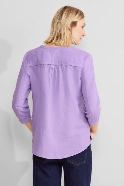 Chemisier 3/4 violet de STREET ONE, avec des plis décoratifs sur le haut du dos et des manches retroussées.