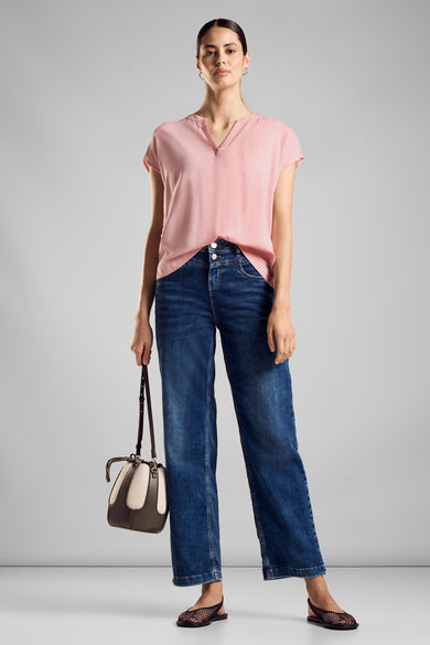 Chemisier pêche à manches courtes de STREET ONE, porté avec un jean taille haute et des chaussures à brides.

