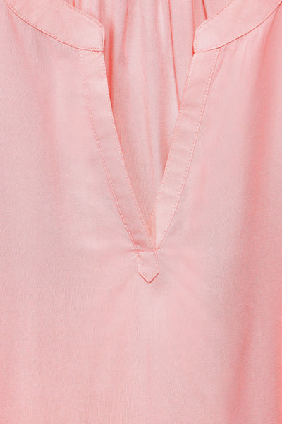 Korte mouwen blouse van Street One in perzikkleur, met V-hals en plooitjes.