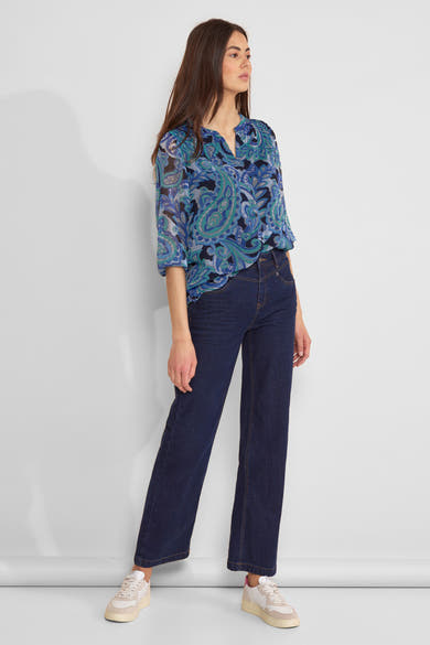 Multikleuren blouse met lange mouwen van STREET ONE, blauw en groen paisley-motief, gedragen met een spijkerbroek en sneakers.
