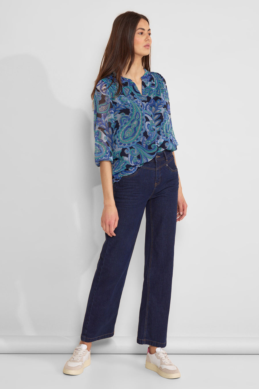 Multikleuren blouse met lange mouwen van STREET ONE, blauw en groen paisley-motief, gedragen met een spijkerbroek en sneakers.