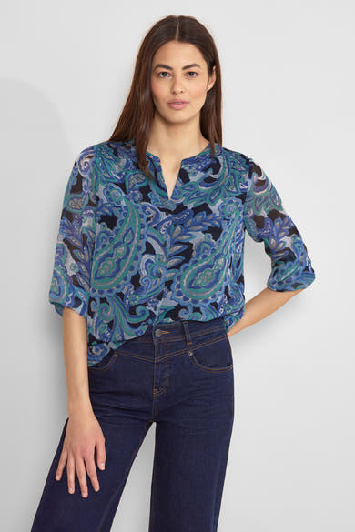 Multikleurig overhemd met lange mouwen van STREET ONE, met een blauw en groen paisley-patroon, gedragen met een donkerblauwe jeans.
