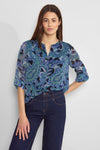 Multikleurig overhemd met lange mouwen van STREET ONE, met een blauw en groen paisley-patroon, gedragen met een donkerblauwe jeans.