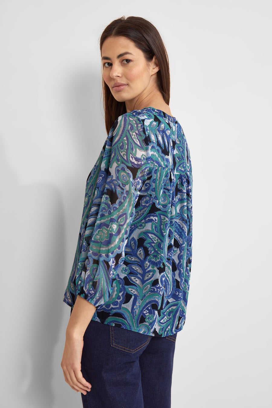 Multikleurig overhemd met lange mouwen van STREET ONE, met paisley-motief, gedragen met een donkerblauwe jeans.