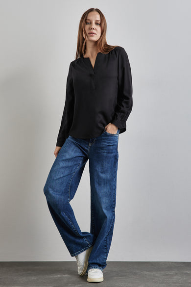 Zwarte blouse met lange mouwen van STREET ONE, gedragen met een blauwe jeans.