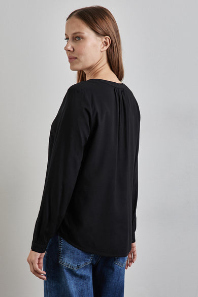 Zwarte blouse met lange mouwen van STREET ONE, met subtiele plooien en gedragen met een blauwe jeans.
