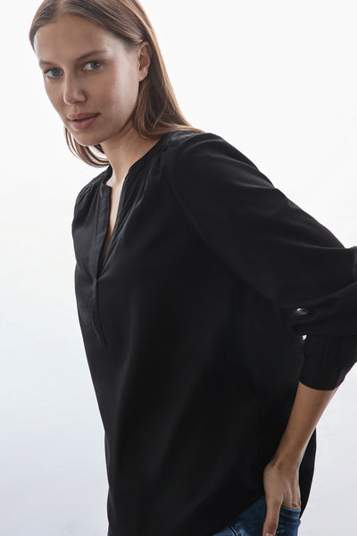 Zwarte blouse met lange mouwen van STREET ONE, losse pasvorm met een subtiele V-hals.