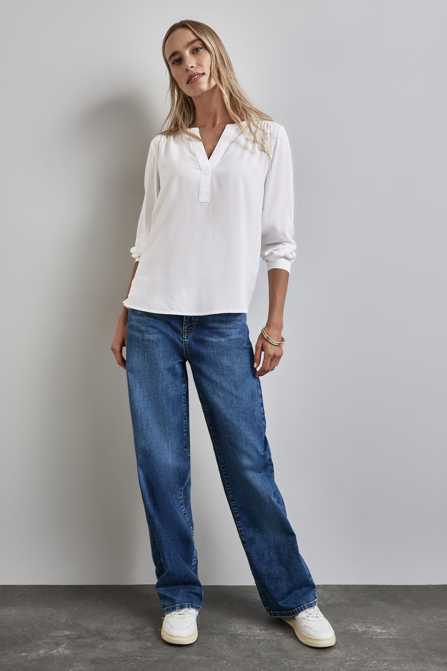 Ecru blouse met lange mouwen van Street One, gedragen met een blauwe jeans en witte sneakers.
