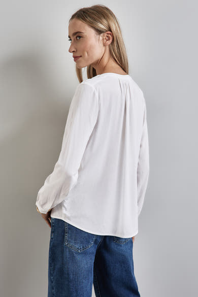 Ecru blouse met lange mouwen van STREET ONE, met geplooide details en gedragen met een blauwe jeans.