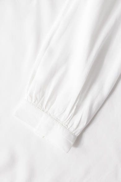 Ecru blouse met lange mouwen van Street One, met een knoop aan de mouw en manchet.