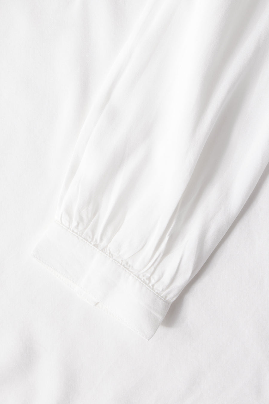 Ecru blouse met lange mouwen van Street One, met een knoop aan de mouw en manchet.