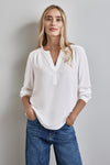 Ecru blouse met lange mouwen van Street One, met V-hals en opgerolde mouwen, gedragen met een blauwe jeans.