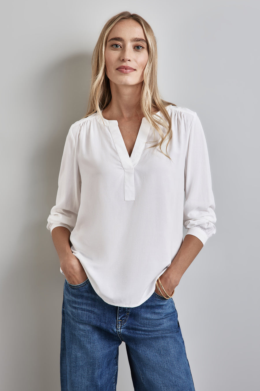 Ecru blouse met lange mouwen van Street One, met V-hals en opgerolde mouwen, gedragen met een blauwe jeans.