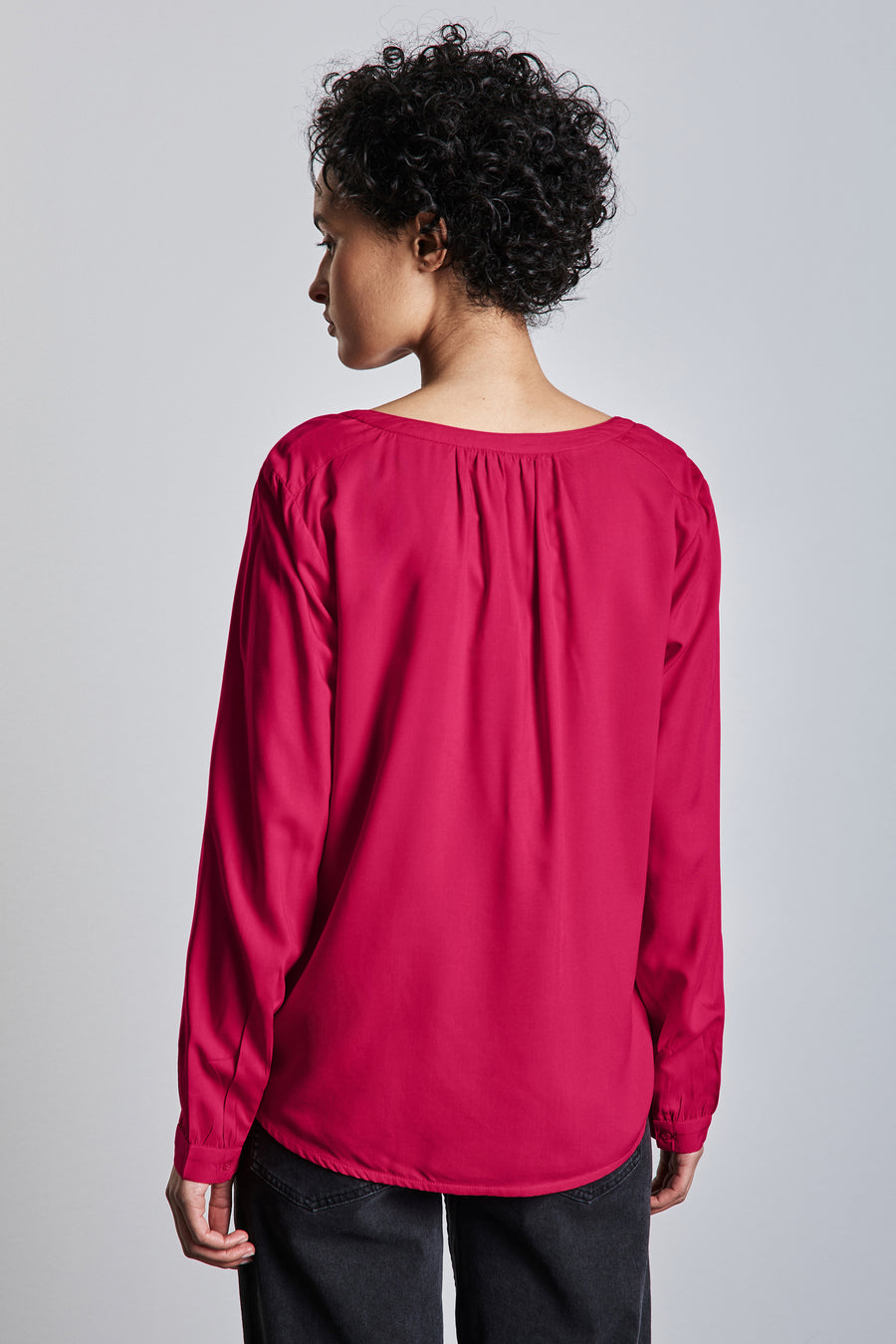 Roze blouse met lange mouwen van STREET ONE, achterkant, met subtiele plooien bij de halslijn.