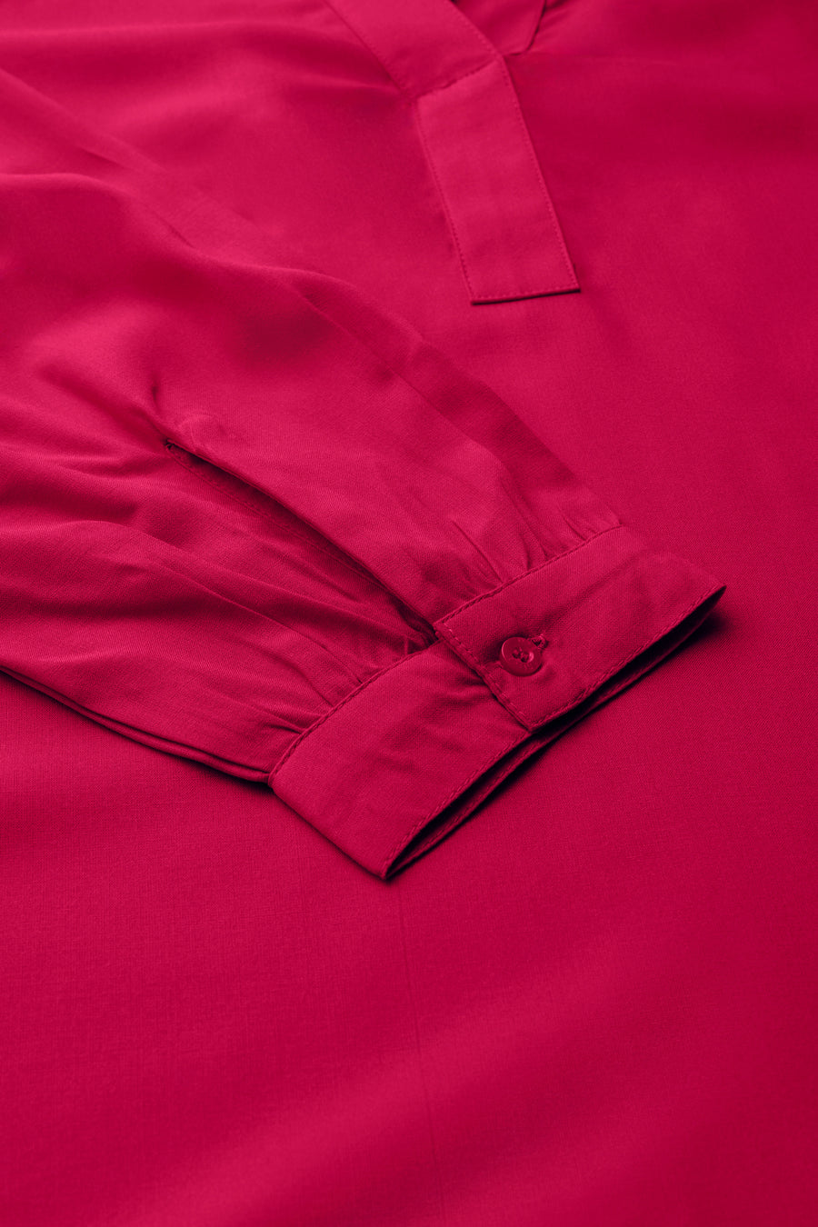 Roze blouse met lange mouwen van Street One met V-hals en knoop op de manchet.