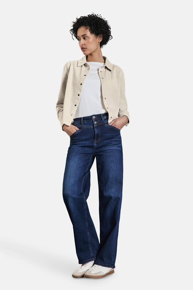 Chemisier écru de STREET ONE avec une texture côtelée, porté avec un t-shirt blanc et un jean bleu.
