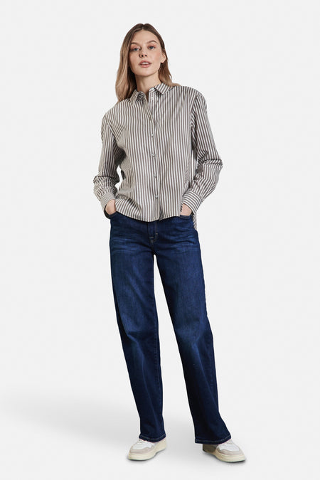 Bruin gestreept overhemd met lange mouwen van STREET ONE, gedragen met een donkerblauwe jeans.