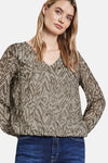 Beige blouse met lange mouwen van Street One, abstract zebraprint, gerimpeld detail op de rug, gedragen met een blauwe jeans.