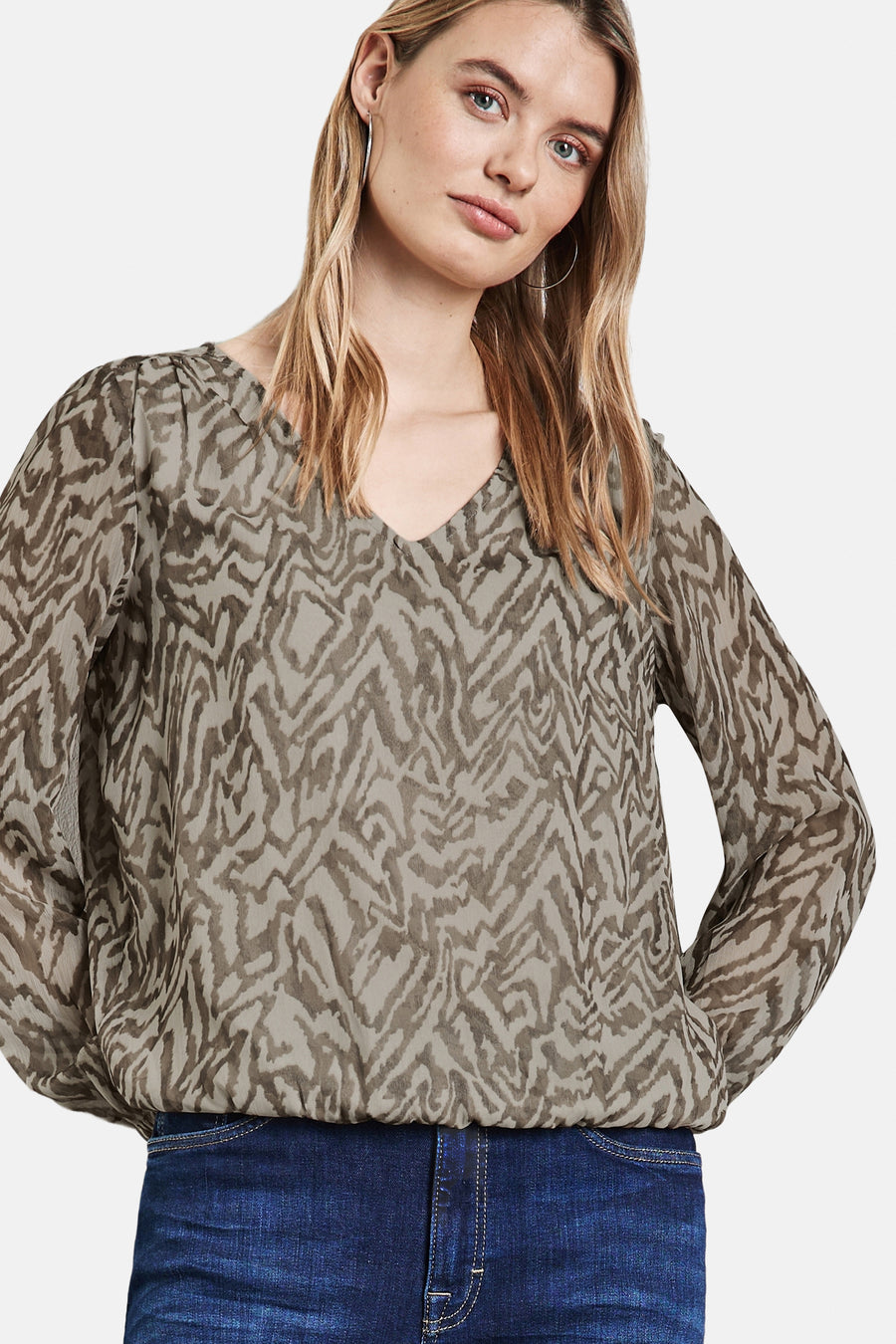 Beige blouse met lange mouwen van Street One, abstract zebraprint, gerimpeld detail op de rug, gedragen met een blauwe jeans.