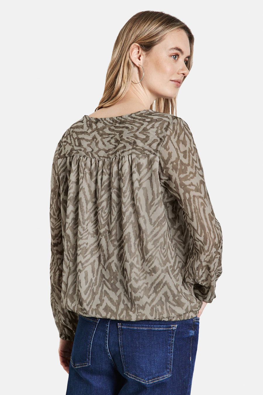 Blouse à manches longues beige de Street One, motif abstrait zébré, détail froncé au dos, portée avec un jean bleu.