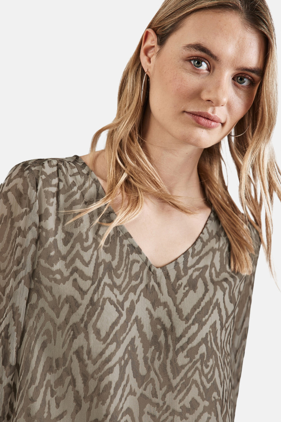 Beige blouse met lange mouwen van STREET ONE, ikat-patroon en V-hals.