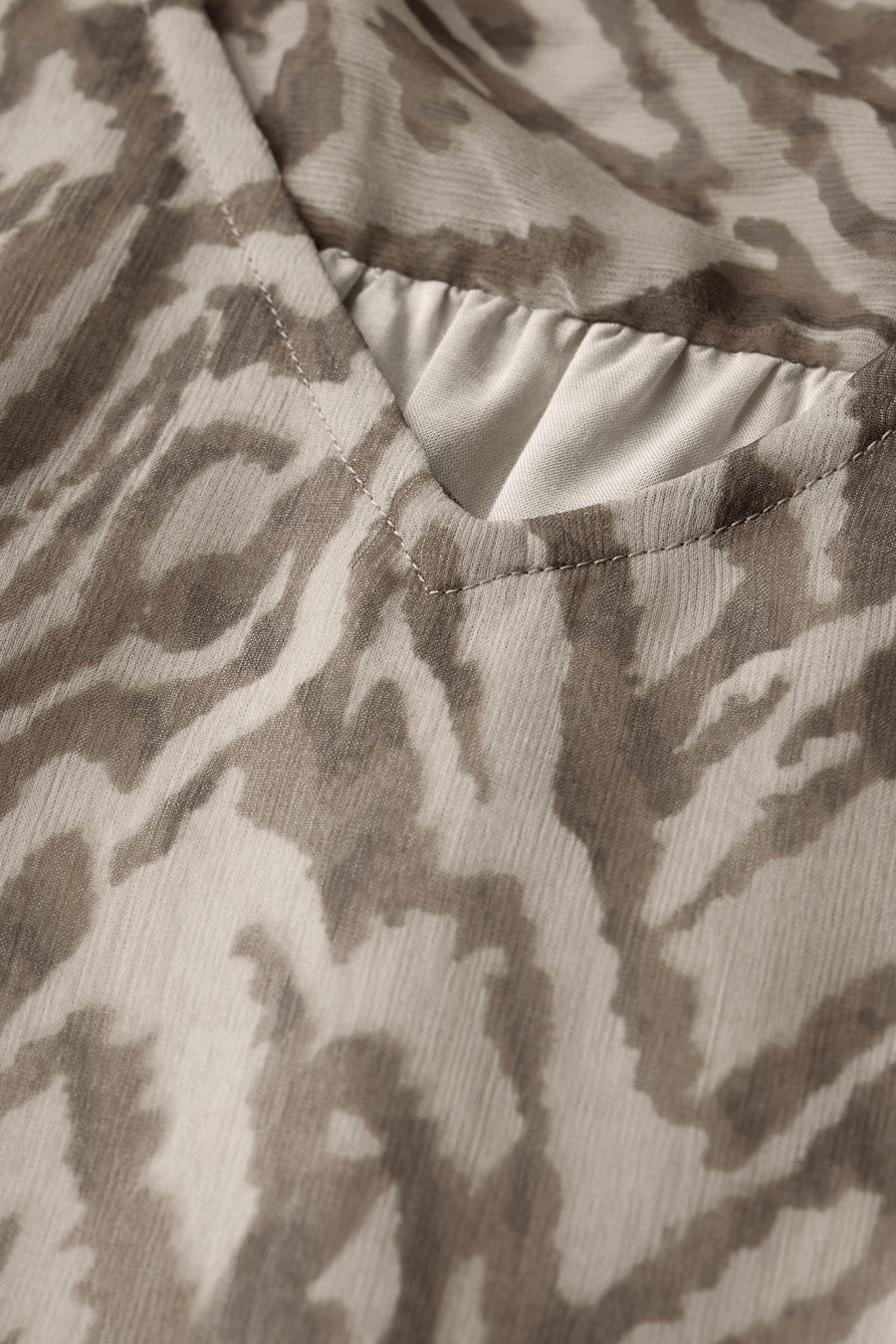 Beige blouse met lange mouwen van Street One, zebraprint, V-hals detail.
