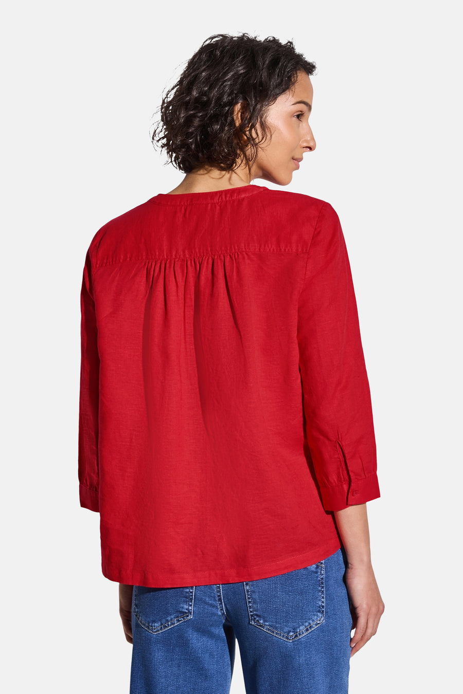 Blouse rouge à manches longues de Street One, avec détails froncés sur les épaules et revers boutonné.