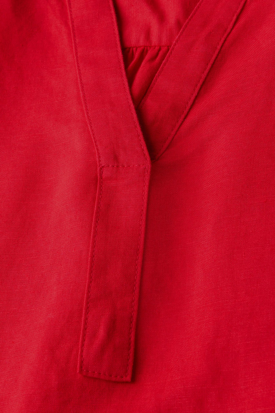 Blouse à manches longues rouge de STREET ONE, avec encolure en V et texture de tissu visible.
