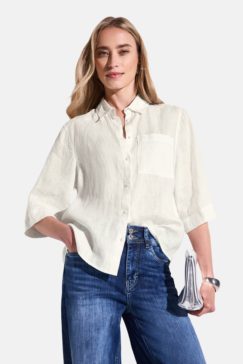 Chemisier blanc à manches longues de Street One, porté avec un jean taille haute et un bracelet argenté.