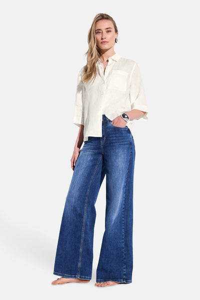 Chemisier blanc à manches longues de Street One, porté avec un pantalon ample en jean bleu.